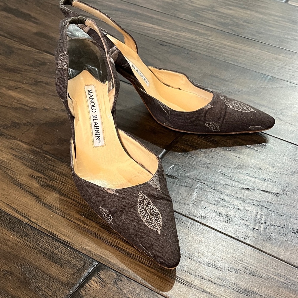 Manolo Blahnik Dark Brown Linen Embroidered Leaves Slingback Heels US 7/EU 37.5